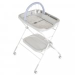 Set Multifunctional Masuta schimbat scutece pliabila cu Saltea Cangaroo Croco Gri,Saltea cu Taliometru,Husa detasabila cu fermoar,Inaltime reglabila pe 5 nivele,Roti cu blocare,Bara cu jucarii,Organizator,Polita accesorii