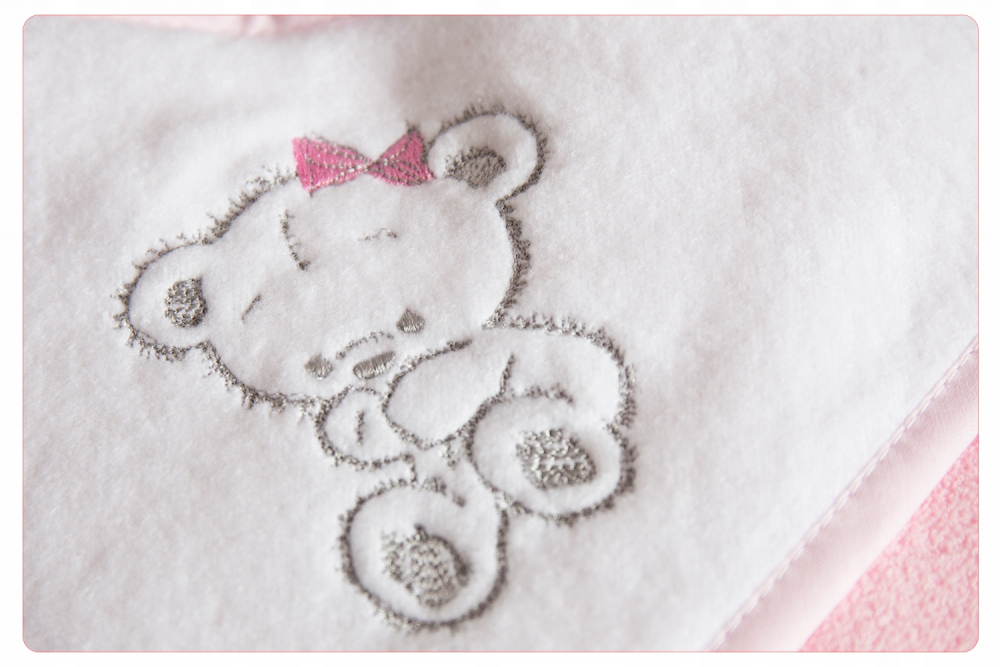 Prosop de baie pentru copii BabyMam prevazut cu capison decorat cu broderie vesela, 100 bumbac, dimensiune 100 x 100 cm, Teddy Bear Pink - 1 | YEO