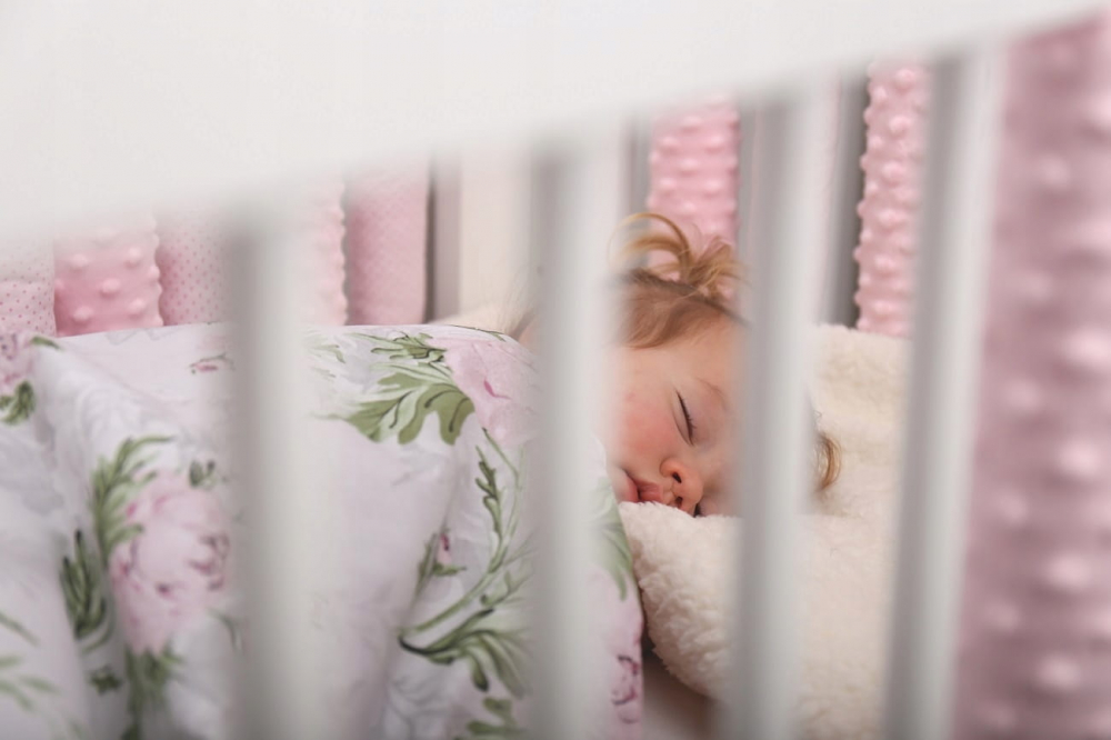 Set 20 de protectii individuale pentru patut copii BabyMam o parte 100 bumbac si cealalta parte din minky moale, fixare cu benzi velcro, Pink