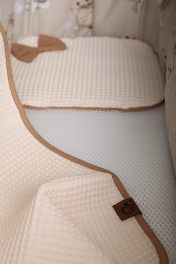 Set paturica 77x57 cm si perna 25x30 cm, pentru copii BabyMam, din 100 bumbac, cu umplutura anti-alergenica, design unic waffle bej - 7