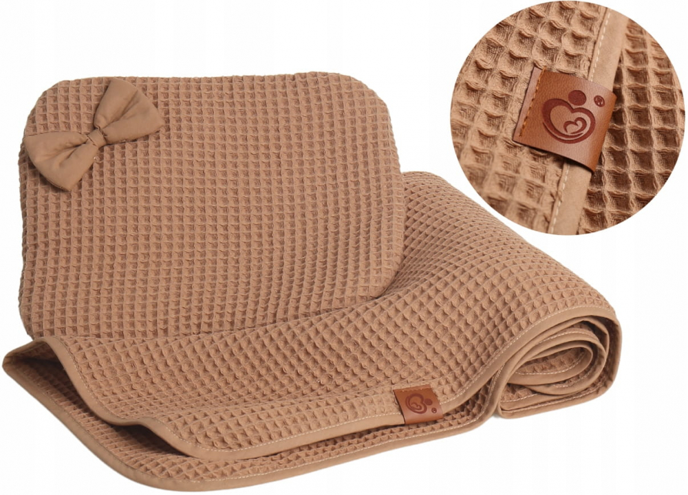 Set paturica 77x57 cm si perna 25x30 cm, pentru copii BabyMam, din 100 bumbac, cu umplutura anti-alergenica, design unic wafel cappuccino