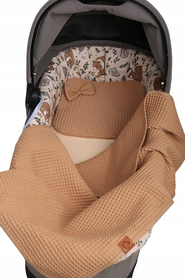 Set paturica 77x57 cm si perna 25x30 cm, pentru copii BabyMam, din 100 bumbac, cu umplutura anti-alergenica, design unic wafel cappuccino - 4
