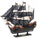 Nava decorativa de colectie, LeanToys Black Pearl, realizata din lemn, cu vele si trei catarge din epoca piratilor, dimensiune 49 x 43 x 9.5 cm