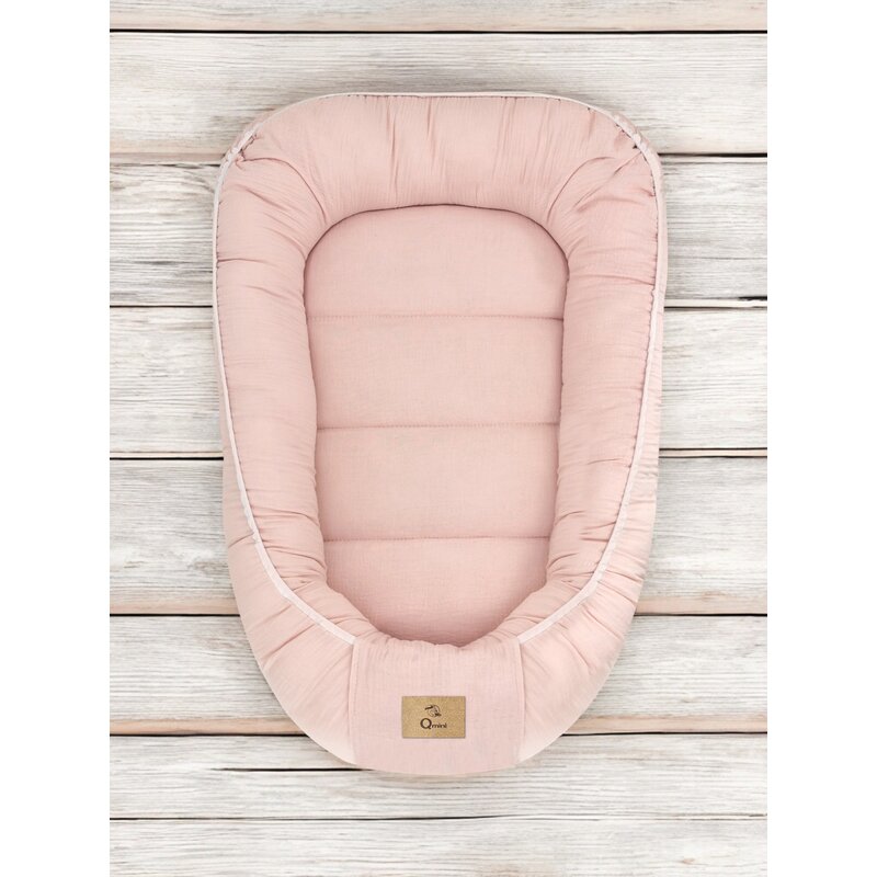 Cosulet pentru bebelusi Qmini Powder Pink Baby Nest 55x75 cm, husa din muselina dubla