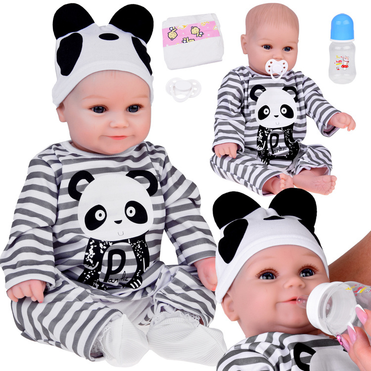 Papusa interactiva bebe-baietel zambaret, aspect realist, in salopeta model panda, inaltime 45cm, accesorii de ingrijire incluse