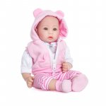 Papusa bebelus Doris Pola 40 cm cu hanorac cu gluga si urechiuse roz,salopeta si botosei,corp moale in cutie cadou