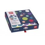 Set cu autocolante Apli Kids Zbor pe luna, 8 foi de completat, 7 foi cu autocolante reutilizabile
