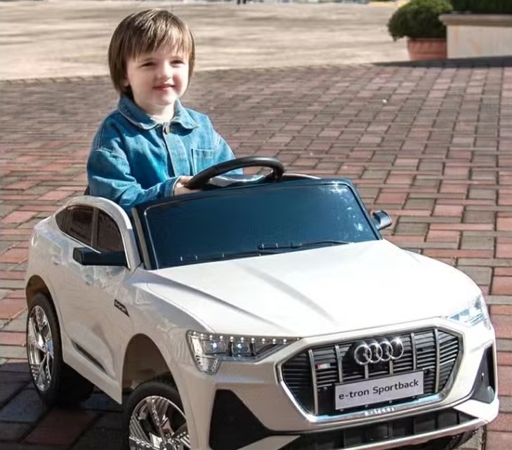 Masinuta electrica pentru copii cu licenta Audi E-Tron Sportback White cu telecomanda 2.4G, acumulator 12V4.5Ah,motoare 80w,lumini led,muzica,pornire la buton,usi cu deschidere,mp3usb,functie swing,3 viteze din telecomanda