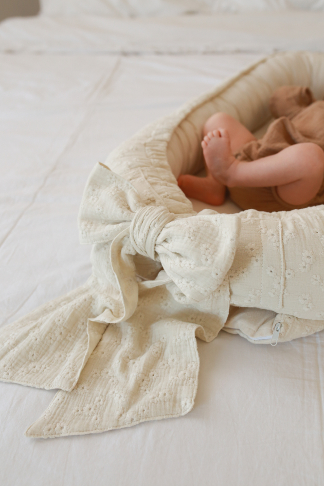 Suport de dormit babynest BabyLy din bumbac brodat Lilly cu funda 70x50 cm - 2