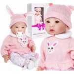 Papusa bebelus interactiv Doris Pola 40 cm cu corp moale,suzeta inclusa,hainute detasabile,caciulita cu urechiuse roz si botosei pufosi in cutie cadou