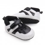 Adidasi pentru bebelusi 3-6 luni marime 18 negru cu detalii albe