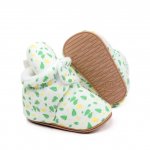 Cizmulite albe cu imprimeu verde si galben 3-6 luni marime 18