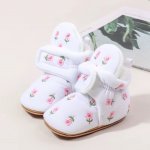 Botosei albi cu broderie florala si interior captusit moale 3-6 luni marime 18