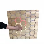 Panou interactiv tactil fagure Playlearn montat pe perete