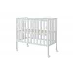 Patut din lemn Nichiduta Bambi Alb 100x50 cm cu laterala culisanta,roti cu blocare,margine din silicon pentru protectie dintisori,design modern,margini rotunjite,3 nivele de reglare somiera,vopsele si materiale sigure