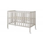 Patut din lemn si MDF pentru copii Nichiduta Bambi Cashmere cu laterala culisanta,roti cu blocare, vopsele ecologice pe baza de apa, margini rotunjite, dimensiuni interioare 120x60 cm