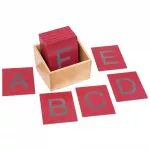 Placi senzoriale si tactile Betzold litere mari in cutie de depozitare