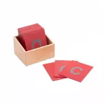 Placi senzoriale si tactile Betzold litere mici in cutie de depozitare