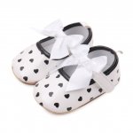 Pantofiori eleganti albi cu inimioare negre 6-9 luni marimea 19